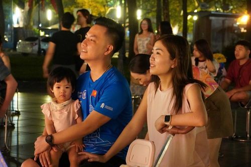 Không ít khán giả lớn tuổi đã chăm chú theo dõi các tiết mục, trong khi nhiều em nhỏ ngồi ngoan trong vòng tay cha mẹ để lắng nghe