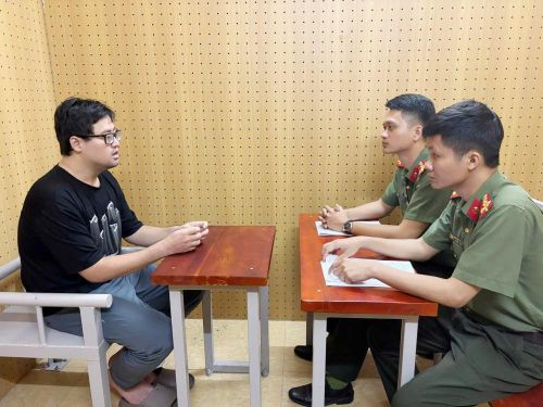 CQĐT làm việc với đối tượng Huynh Công Danh. Ảnh: Công an Hà Tĩnh