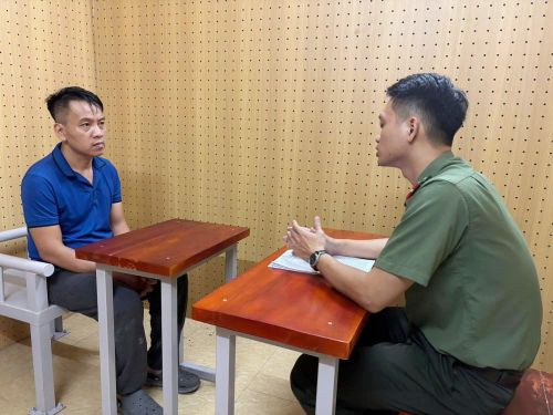 Đối tượng cầm đầu Nguyễn Hoàng Tuấn tại CQĐT. Ảnh: Công an Hà Tĩnh