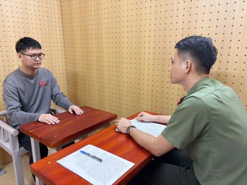 CQĐT làm việc với đối tượng Tạ Công Thi. Ảnh: Công an Hà Tĩnh