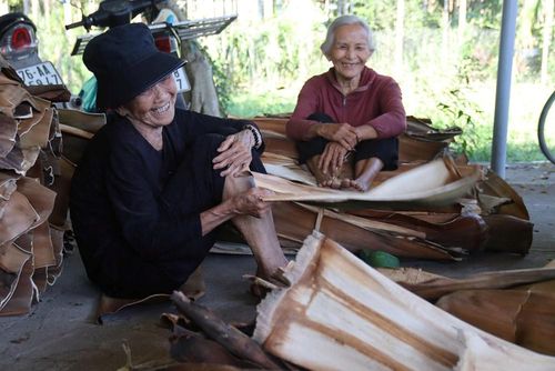 Người dân xã Thiện Tín vui mừng khi mo cau nay trở thành nguồn thu nhập phụ