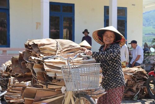 Người dân xã Thiện Tín chở mo cau đến điểm thu mua để bán kiếm thêm thu nhập