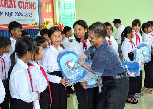 Vượt qua sự mặc cảm với cơ thể khiếm khuyết, Nay Djruêng đã thành lập nhóm thiện nguyện “Đi qua mùa rẫy” nhằm quyên góp sách vở, dụng cụ học tập… tặng các em học sinh có hoàn cảnh khó khăn