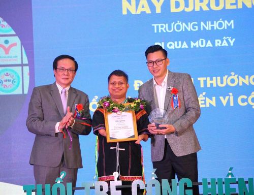 Nay Djruêng được tuyên dương tại chương trình “Tỏa sáng nghị lực Việt” do Trung ương Hội Liên hiệp Thanh niên Việt Nam tổ chức