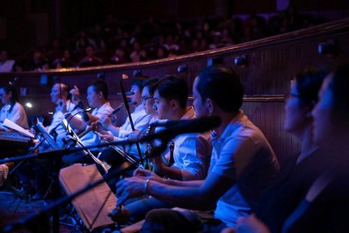 Trên sân khấu là phần thể hiện của các nghệ sĩ, nhưng để tạo nên một tiết mục chạm tới cảm xúc khán giả còn là sự phối hợp của cả ê-kíp âm thanh và dàn nhạc chèo phía sau hậu trường. Những nhạc cụ quen thuộc như đàn nguyệt, đàn nhị, đàn bầu, sáo, trống hay chũm chọe góp phần giữ nhịp, nâng cảm xúc và tạo nên không khí cho từng lớp diễn. Trong đó, tiếng trống giữ vai trò quan trọng trong việc dẫn dắt lời hát, động tác và tiết tấu sân khấu, bởi vậy trong nghệ thuật chèo vẫn có câu “phi trống bất thành chèo”