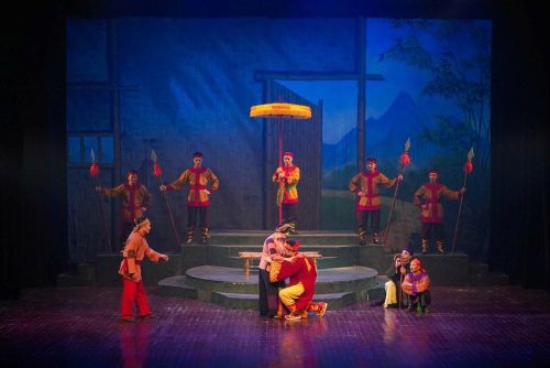 Những làn điệu chèo truyền thống được kết hợp với cách dàn dựng rõ ràng, nhịp diễn linh hoạt, tạo sự gần gũi với khán giả hôm nay. Thông qua tiếng cười và các tình huống sân khấu, vở diễn biến những câu chuyện về đạo đức và năng lực quản lý trở nên dễ tiếp cận, giàu cảm xúc hơn. Sự kết hợp giữa yếu tố hài hước và ý nghĩa sâu sắc cũng cho thấy nét đặc trưng của nghệ thuật chèo: gửi gắm những suy ngẫm đời sống qua những hình ảnh và câu chuyện mang tính ước lệ trên sân khấu