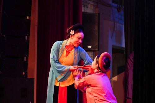 Trên sân khấu, các nghệ sĩ thể hiện sự nhập tâm qua từng lời thoại, làn điệu chèo và động tác biểu diễn. Cách nhấn nhá trong lời hát, biểu cảm gương mặt cùng nhịp diễn linh hoạt giúp truyền tải rõ nét tính cách nhân vật và những thông điệp mà vở “Chuyện quan Mơ” muốn gửi gắm đến khán giả