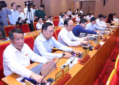 Các đại biểu nhấn nút thông qua bầu bổ sung chức danh Phó Chủ tịch UBND TP Hà Nội. Ảnh: Văn Điệp – TTXVN