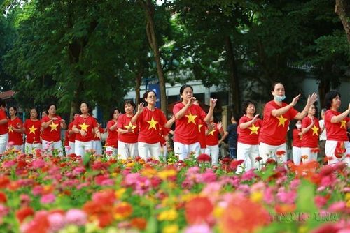 Hà Nội là thành phố bình yên, có sức hấp dẫn lớn đối với du khách, các nhà đầu tư và khách quốc tế không chỉ bởi cảnh đẹp và bề dày văn hóa truyền thống, mà còn ở sự an toàn tuyệt đối, sự thân thiện, hiếu khách của người dân Thủ đô. Ảnh: TTXVN