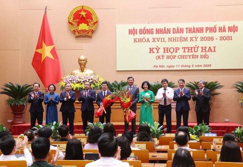 Lãnh đạo thành phố Hà Nội tặng hoa, chúc mừng tân Phó Chủ tịch UBND thành phố Hà Nội Đỗ Anh Tuấn và Bùi Duy Cường. Ảnh: Văn Điệp – TTXVN