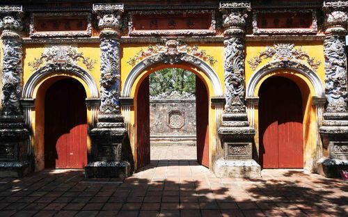 Những họa tiết tinh xảo được thực hiện bằng nghệ thuật khảm sành sứ trên cổng chính Cung Trường Sanh - Đại Nội Huế. Ảnh: Nguyên Lý - TTXVN