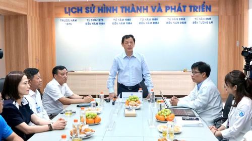 Thứ trưởng Y tế Nguyễn Tri Thức làm việc với lãnh đạo Bệnh viện Nhi đồng 1.