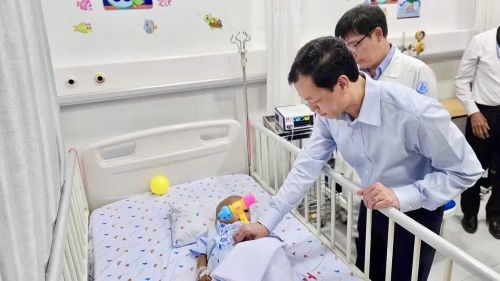 Thứ trưởng Y tế Nguyễn Tri Thức thăm bé K. tại Bệnh viện Nhi đồng 1.