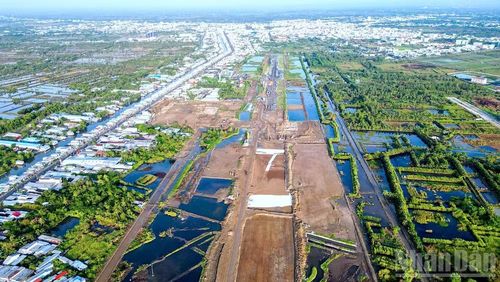 Một góc công trình san lấp mặt bằng phục vụ nâng cấp Cảng hàng không Cà Mau được bao phủ chung quanh là khu dân cư và vùng canh tác hệ ngọt khóm 3, 4 thuộc phường Tân Thành.