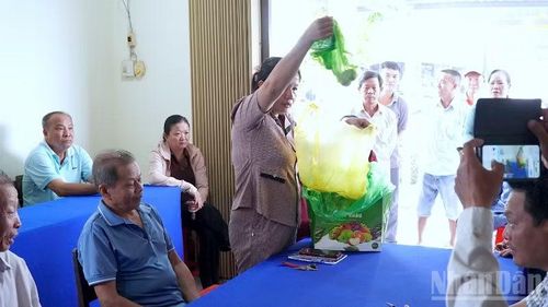 Người dân khóm 4 (phường Tân Thành, tỉnh Cà Mau) mang cá chết đến tận buổi họp dân mở rộng của chính quyền phường để chứng minh cá nuôi bị ảnh hưởng.