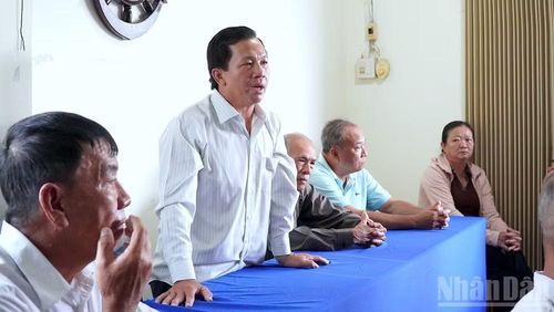 Một trong nhiều hộ nuôi cá ở khóm 4 (phường Tân Thành, tỉnh Cà Mau) bày tỏ ý kiến và nguyện vọng bồi thường, hỗ trợ tại buổi họp dân công khai vào sáng 29/4/2026.