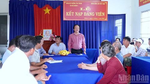 Đại diện cơ quan chức năng tỉnh Cà Mau và Chính quyền phường Tân Thành (phía trên) tại buổi họp dân mở rộng vào sáng 29/4.