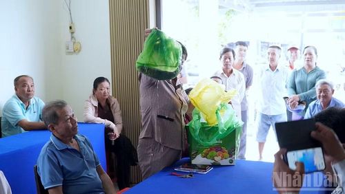Người dân khóm 4 (phường Tân Thành, tỉnh Cà Mau) mang bọc cá chết đến cuộc họp dân để chứng minh lời nói là sự thật và bày tỏ mong muốn sớm nhận được bồi thường, hỗ trợ để tái sản xuất.