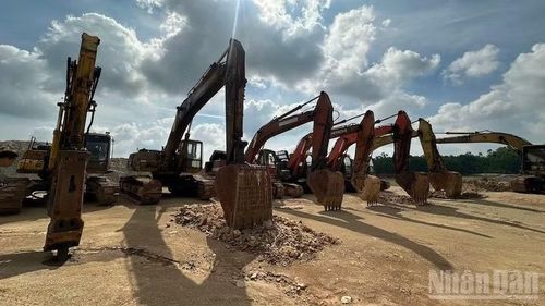Thiết bị, phương tiện khai thác khoáng sản tại mỏ núi đất Lệ Thủy.