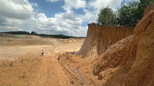 Mỏ đất núi Lệ Thủy, xã Tịnh Khê.