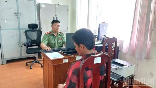 Công an xã Mỹ An Hưng, tỉnh Đồng Tháp làm việc với N.C.L. có hành vi vu khống, bôi nhọ, xúc phạm lực lượng thi hành công vụ.