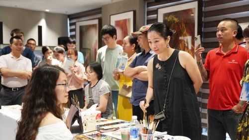 Các họa sĩ vẽ trực tiếp tại khai mạc triển lãm.