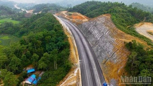 Hiện nay, cả nước đang triển khai đầu tư 38 dự án đường cao tốc với tổng chiều dài khoảng 2.111km.