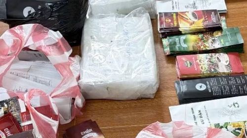 Cùng với lượng lớn cà-phê nghi làm giả, Công an thu hàng nghìn bao bì mang nhiều nhãn hiệu cà-phê khác nhau mà các đối tượng sản xuất, tiêu thụ.