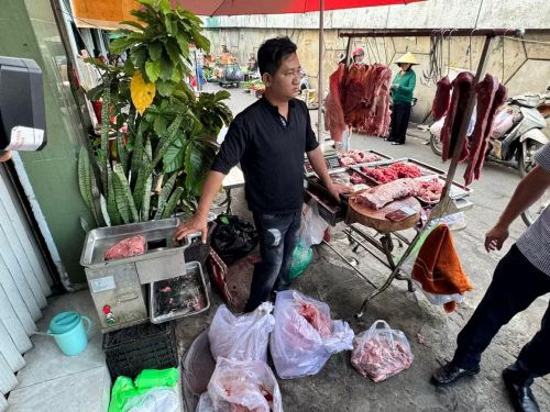 Đối tượng Nguyễn Văn Thái tại cửa hàng bán hằng ngày.