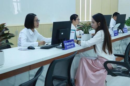 Tại TPHCM, việc nâng cao chất lượng cán bộ để phục vụ người dân luôn được ưu tiên .Ảnh: HUYỀN TRÂN