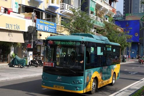 Xe buýt miễn phí sẽ phát huy hiệu quả hơn khi ra trạm là có xe, di chuyển nhanh chóng Ảnh: Ngọc Quý