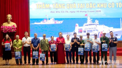  Đoàn công tác tặng quà gia đình chính sách và nhân dân có hoàn cảnh khó khăn.