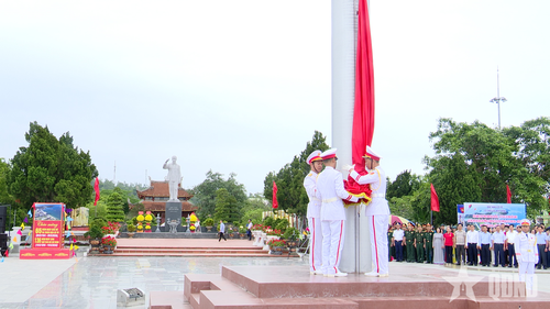  Lễ thượng cờ tại Quảng trường Di tích quốc gia đặc biệt - Khu lưu niệm Chủ tịch Hồ Chí Minh trên đảo Cô Tô. 