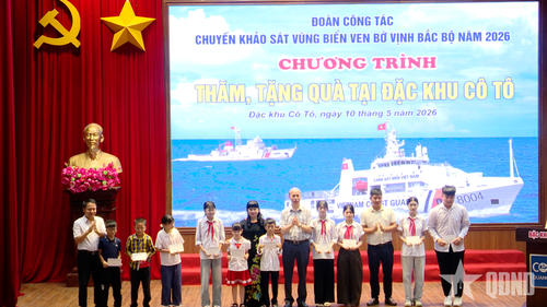  Đoàn công tác trao học bổng tặng học sinh nghèo vượt khó.