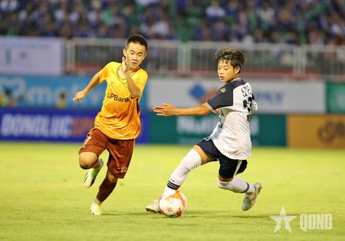 Các cầu thủ U14 LPBank Hoàng Anh Gia Lai và U14 Jubilo Iwata của Nhật Bản thi đấu cống hiến, hấp dẫn.