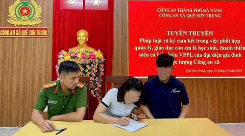 Phụ huynh và thanh thiếu niên ký cam kết.