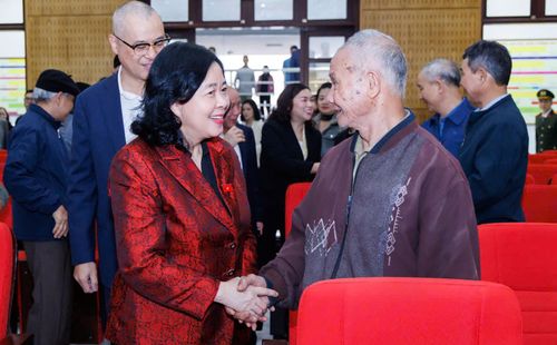 Chủ tịch Ủy ban Trung ương MTTQ Việt Nam Bùi Thị Minh Hoài tiếp xúc cử tri Hà Nội (tháng 3-2026). Ảnh: DIỆP HƯƠNG