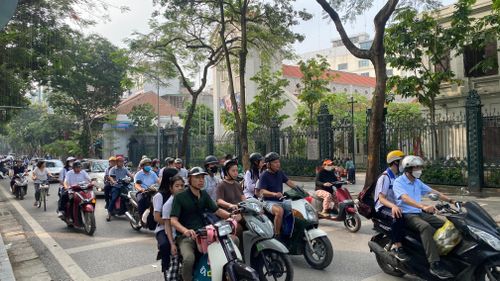 Hà Nội sáng 11-5, dự báo nhiệt độ cao nhất 30 độ C, trời mát, nhưng sắp có đợt nắng nóng 37-38 độ C. Ảnh: PHÚC HẬU