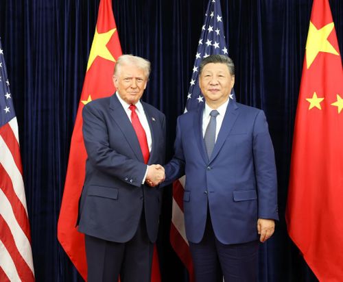 Chủ tịch Trung Quốc Tập Cận Bình gặp Tổng thống Mỹ Donald Trump tại Busan, Hàn Quốc vào tháng 10-2025. Ảnh: THX