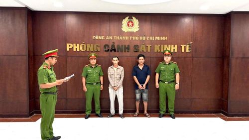 Nguyễn Văn Thái (bên phải) và Nguyễn Văn Thắng tại cơ quan công an. Ảnh: CACC