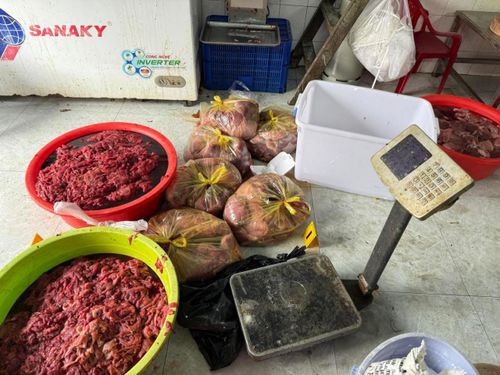 Thịt heo được ngâm hóa chất để "hô biến" thành thịt bò. Ảnh: CACC