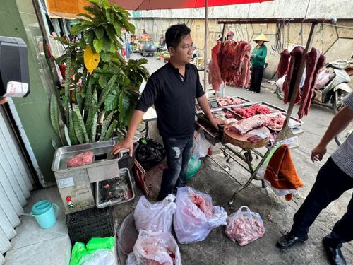 Thịt bò giả, thịt ngâm hóa chất được đưa ra thị trường tiêu thụ. Ảnh: CACC