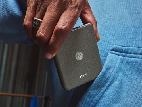 Motorola cũng bổ sung thêm một số tùy chọn màu sắc mới như xám Hematite, xanh lá thể thao và trắng sáng, bên cạnh phiên bản tím từng xuất hiện trong các hình ảnh rò rỉ.