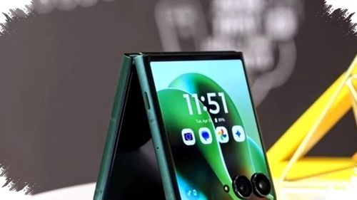 Tương tự, Motorola tiếp tục trang bị màn hình ngoài 3,6 inch và màn hình trong 6,9 inch. Cả hai đều là tấm nền AMOLED, cho độ sáng tối đa 1.700nit và 3.000nit giống như các mẫu năm ngoái.