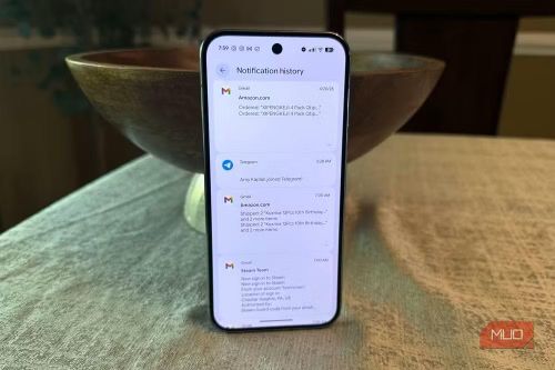 Trong khi đó, tính năng Notification History lại đóng vai trò như một “hộp đen” của Android khi lưu lại toàn bộ thông báo đã nhận trong vòng 24 giờ, kể cả những thông báo người dùng đã lỡ tay vuốt mất trước đó. (Ảnh: MUO)