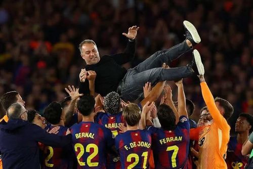 Các cầu thủ Barcelona tri ân HLV Hansi Flick khi ông mất cha trong ngày đội nhà đánh bại Real Madrid để vô địch La Liga sớm 3 vòng đấu.