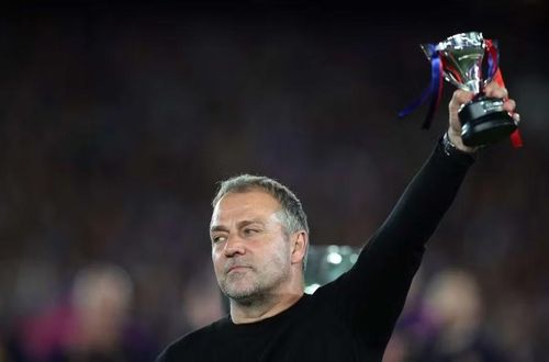 HLV Hansi Flick ăn mừng khi Barcelona mùa thứ hai liên tiếp hạ bệ Real Madrid để lên ngôi La Liga.