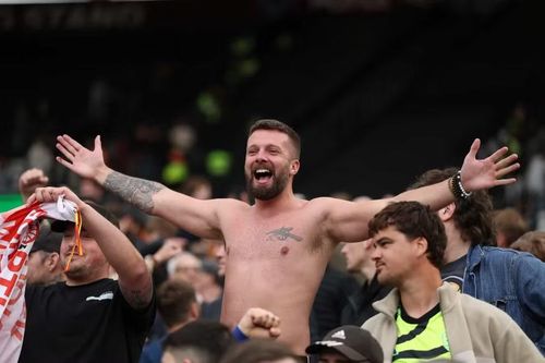 Niềm vui của các cổ động viên Arsenal khi Leandro Trossard ghi bàn thắng muộn.