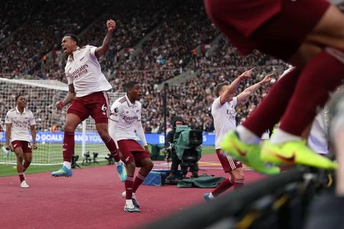 Các cầu thủ Arsenal ăn mừng bàn thắng có thể định đoạt cả mùa giải.