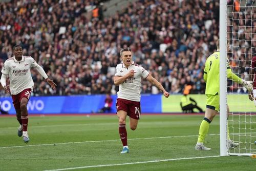 Leandro Trossard ăn mừng bàn thắng muộn có thể quyết định chức vô địch của Arsenal.